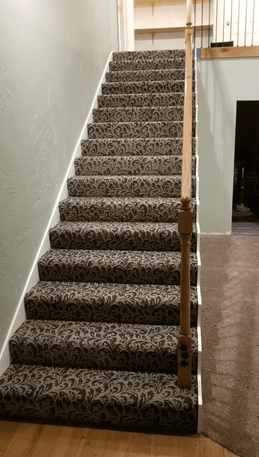Patterned carpet stair installation